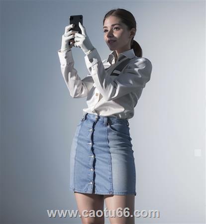 手机自拍女孩人物su模型