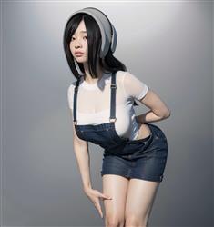 身体前倾的美女人物